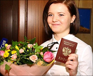 Колонка редактора: О героической девочке Саше и российском гражданстве, которое так трудно получить