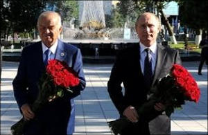 Как Путин и Каримов цветы Пушкину возлагали, а все вокруг за занавесками прятались