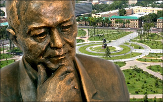 Sisyphus, Aesop and Oedipus ... Which Islam Karimov will stand in Tashkent centre?