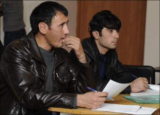 «Расскажи про родной kishlak». Как мигрантов в Москве английскому учат