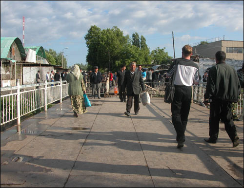 Первые шаги по восстановленному мосту, 14 мая 2005 года. Фото Шерзода Юсупова, Фергана.Ру