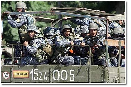 Военные грузовики на улицах Андижана